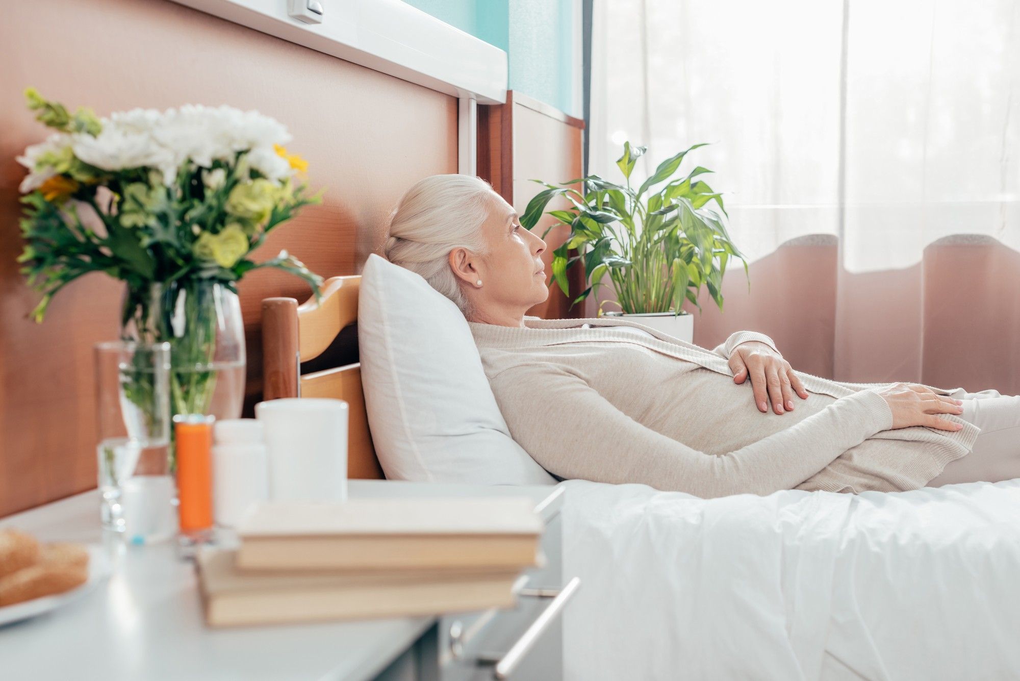 Senior woman in bed regarding the nursing homes failed COVID-19 response class action lawsuit expanding to Sienna Senior Living Inc.