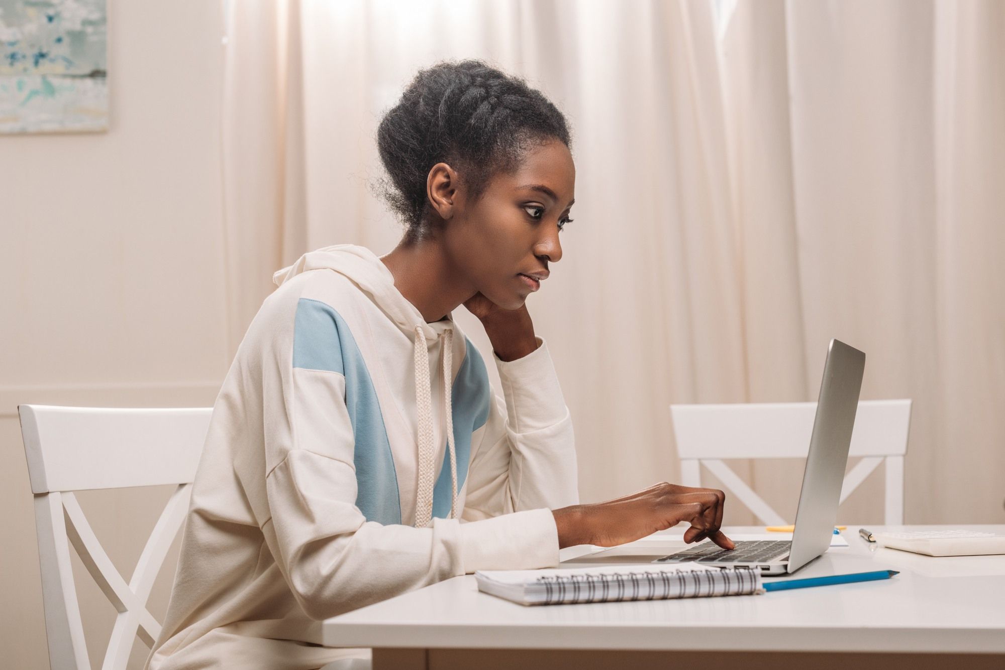 Woman using laptop regarding the Google incognito mode class action lawsuit filed