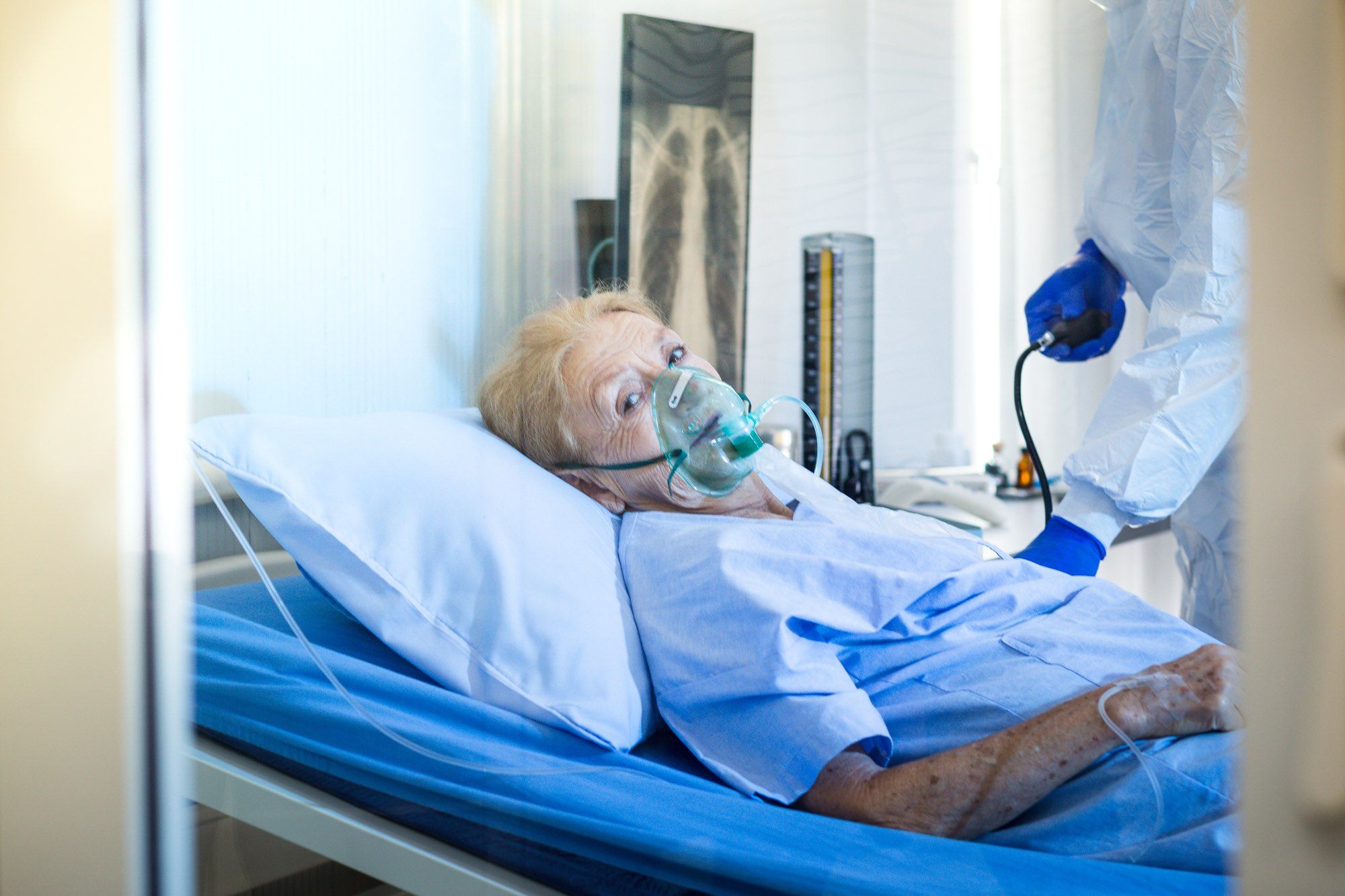 woman infected with covid-19 in hospital