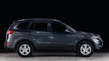 Side view of a dark grey Hyundai Santa Fe - Hyundai recall