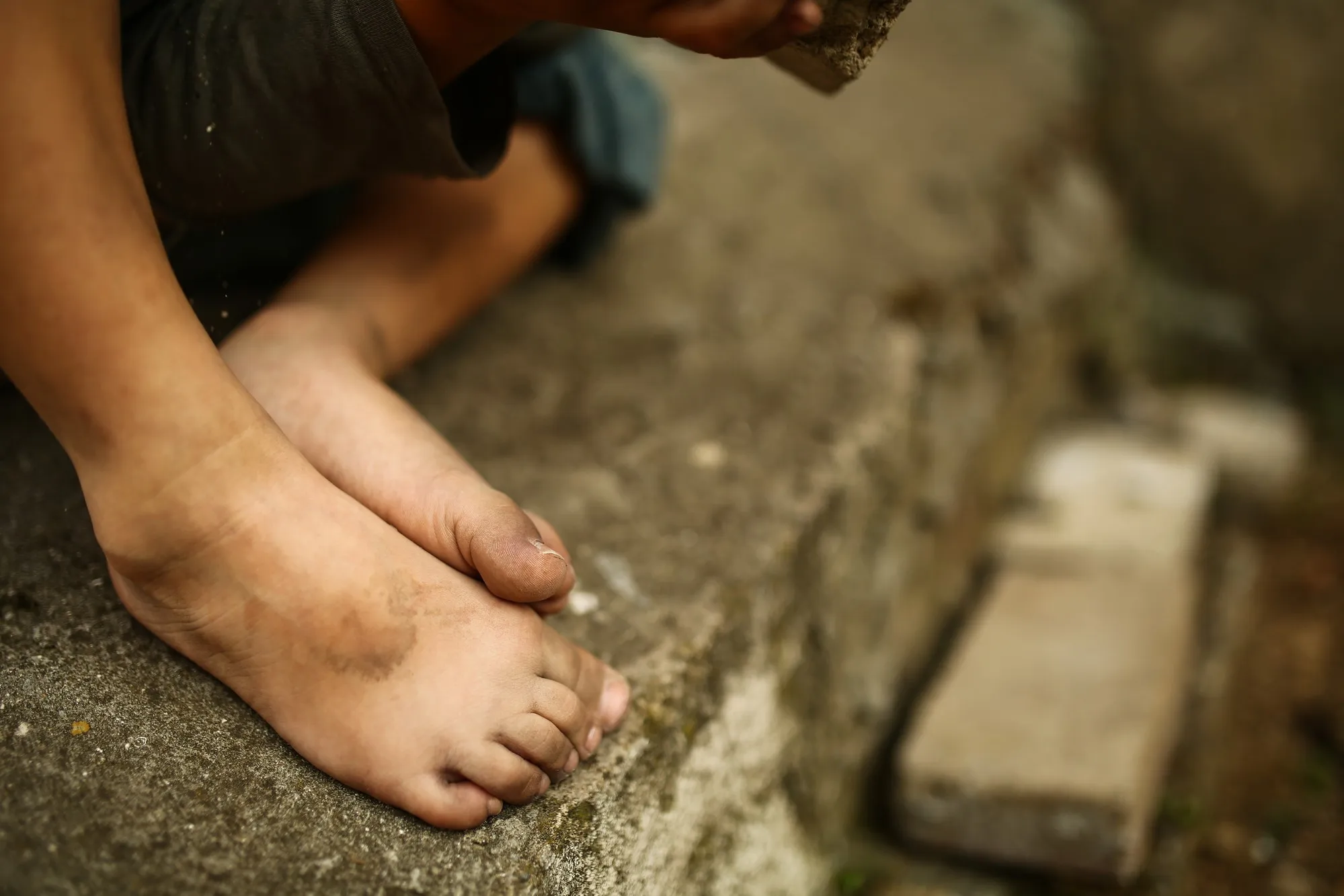 Closeup of child's dirty feet - defrauded indigenous foster children class action settlement - Robert Riley Saunders - foster children settlement - Ministry of Child and Family Development - indigenous children settlement
