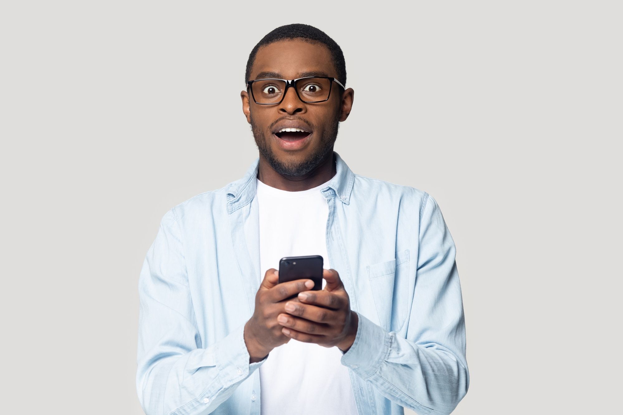 displeased man with cellphone regarding the Telus illegal cancelaltion fees class action lawsuit