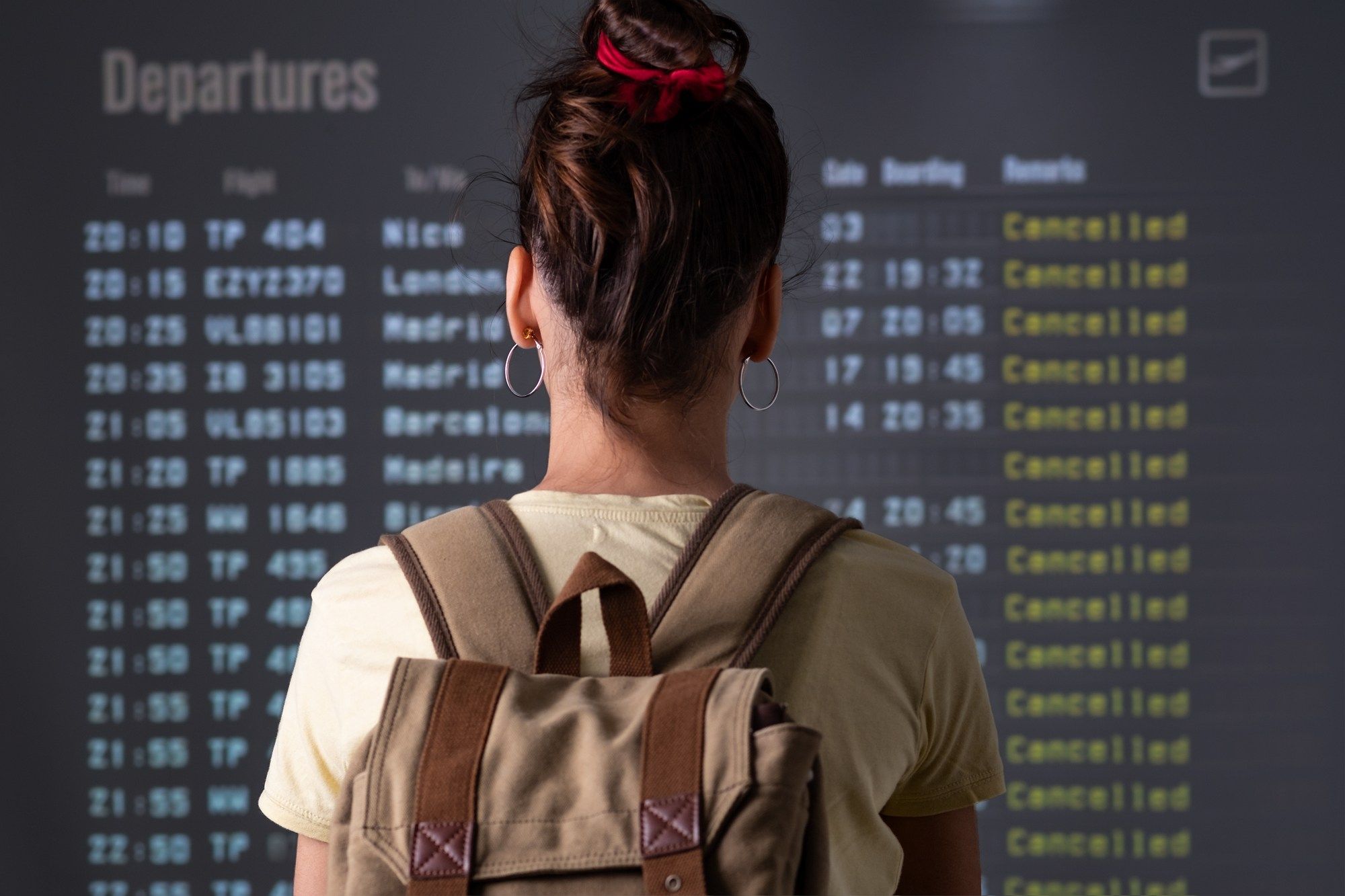 Woman looking at cancelled flights regarding the cancelled flight refunds class action lawsuit