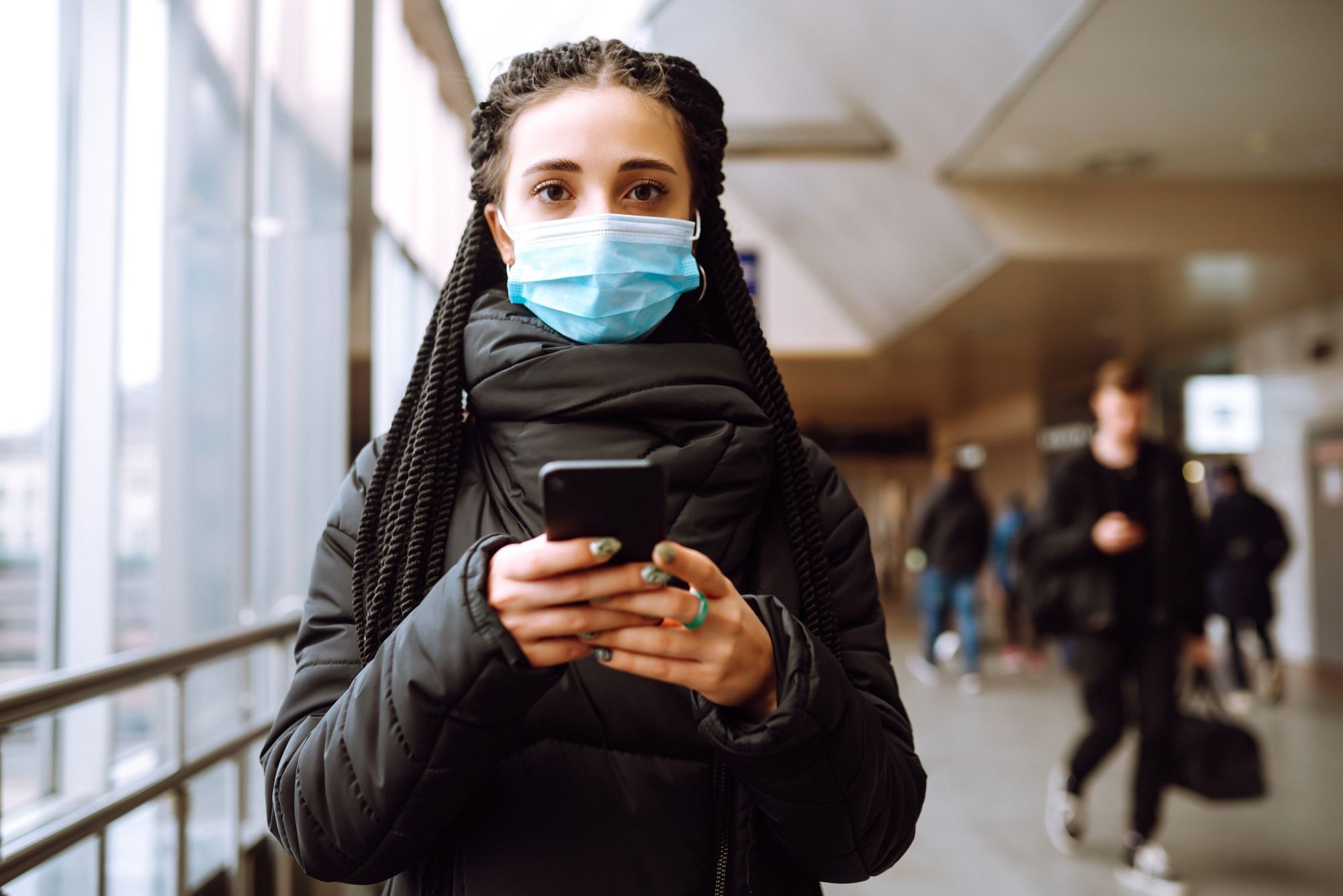 Woman wearing mask regarding the additional COVID-19 restrictions coming to Quebec