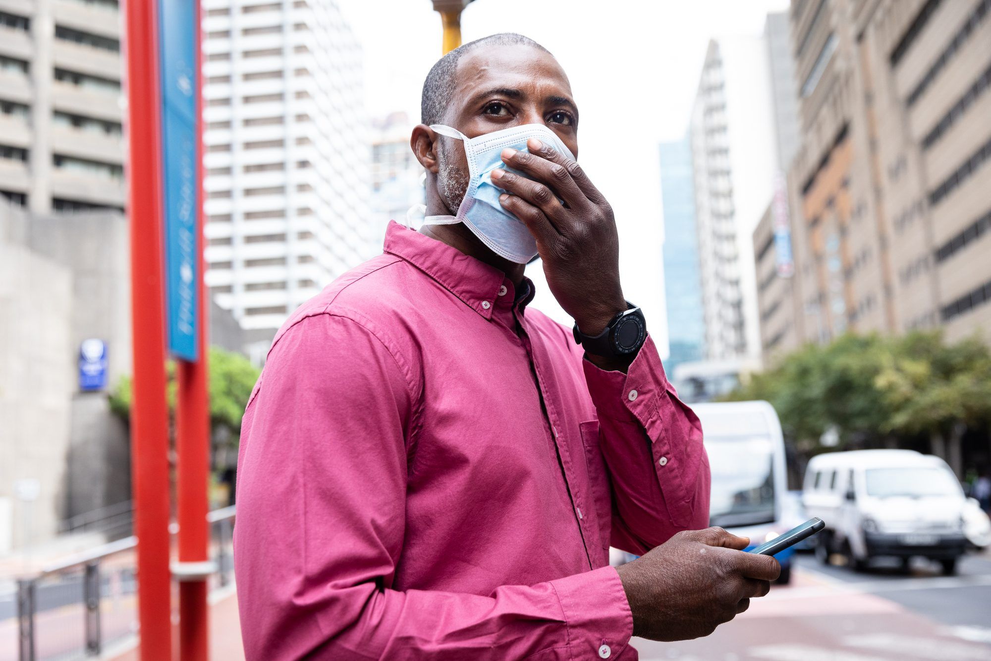Man wearing a mask regarding the N95 mask lawsuit against Manitoba 