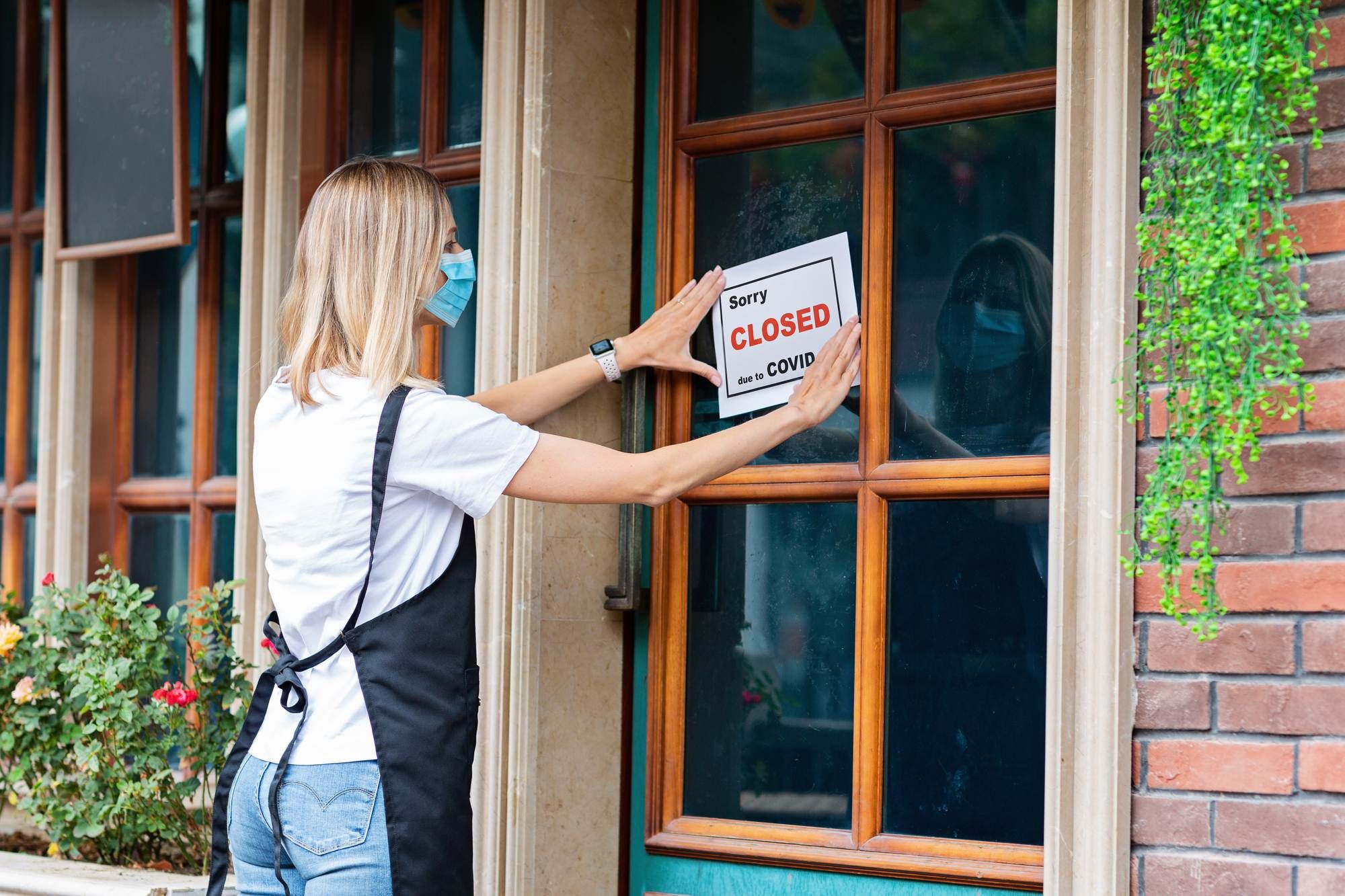 Restaurant hanging closed sign regarding the Allianz class action lawsuit filed over business interruption insurance 