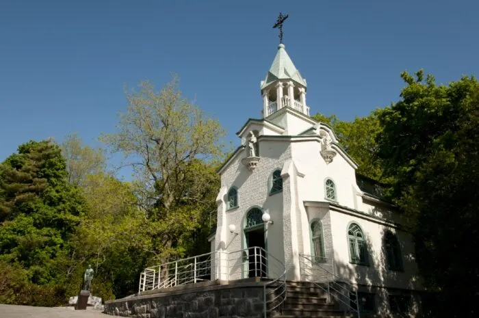 Criticism of the catholic church's failure to pay restitution to indigenous abuse victims is mounting after the discovery of thousands of unmarked graves at indigenous residential schools across the country.